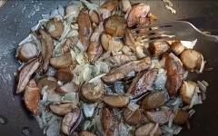 Жареные грибы подосиновики на сковороде с луком