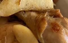 Курица с грушами в луково медовом соусе на сковороде