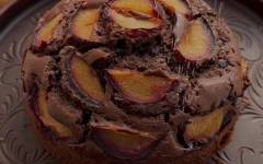 Шоколадный кекс со сливами
