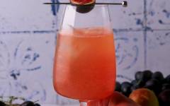 Коктейль с игристым вином, грейпфрутовым соком и джином