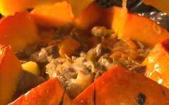 Запеченные мясо, грибами, картошкой и овощами в тыкве в духовке
