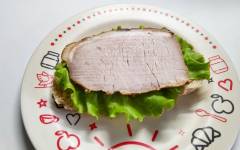 Сочная свиная корейка для бутербродов в духовке