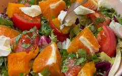Салат с запеченной тыквой, помидорами, апельсином и творожным сыром