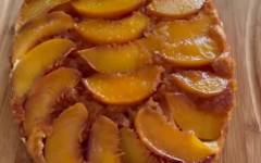 Пирог с карамелизированными персиками свежими