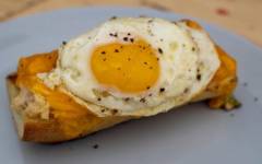 Бутерброд с красной рыбой форелью с яйцом Гордона Рамзи