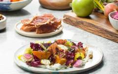 Салат из маринованной свеклы, цикория, сыром и маринованными яблоками Гордона Рамзи