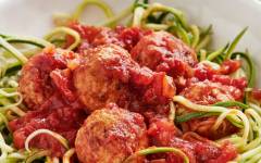 Спагетти из кабачков и фрикадельки из индейки в томатном соусе Гордона Рамзи