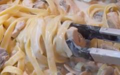 Паста с курицей и грибами шампиньонами в сливочном соусе с сыром