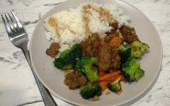 Мясо говядины с овощами по-китайски на сковороде