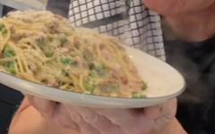 Спагетти карбонара с беконом, желтками, грибами и сыром Гордона Рамзи