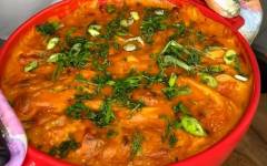 Картофель по-домашнему с копченой курицей и луком в духовке