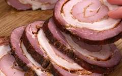 Запеченный мясной рулет из свиной грудинки в духовке