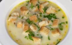 Суп с курицей, плавленым сыром, картофелем и луком