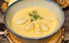 Тыквенный крем суп со сливками, чесноком, луком и картошкой