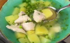 Самый простой суп с куриной грудкой, картошкой и луком