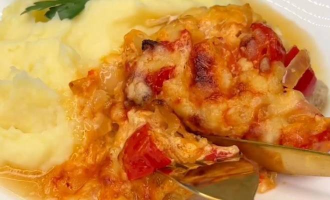 Сочная и нежная курица с помидорами, сыром и луком в духовке рецепт