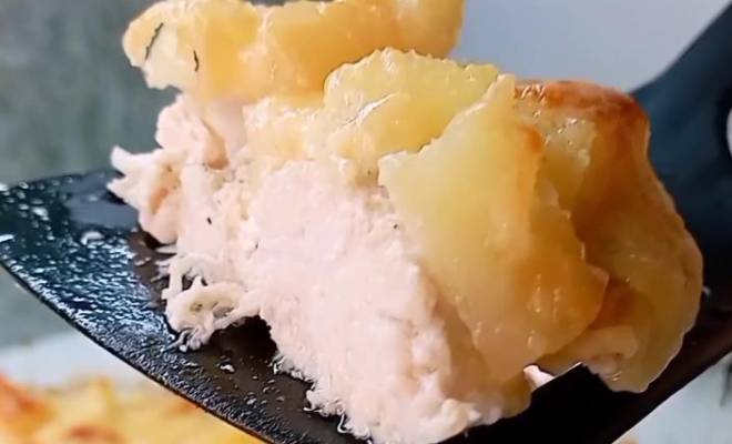 Куриное филе под ананасами, сыром и сметаной в духовке рецепт