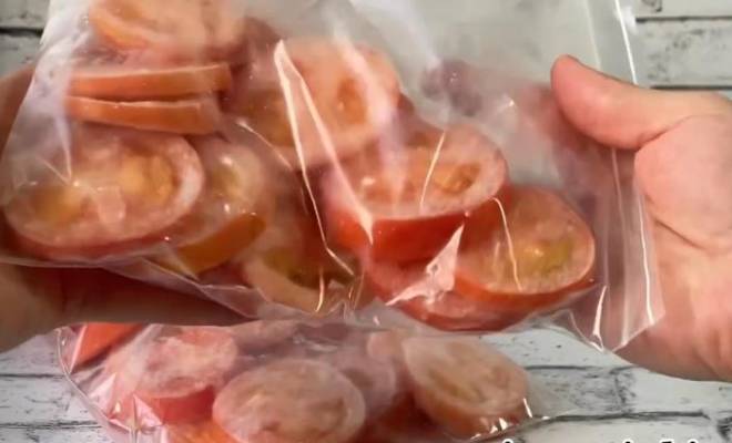 Как заморозить помидоры на зиму в морозилке свежими кусочками рецепт