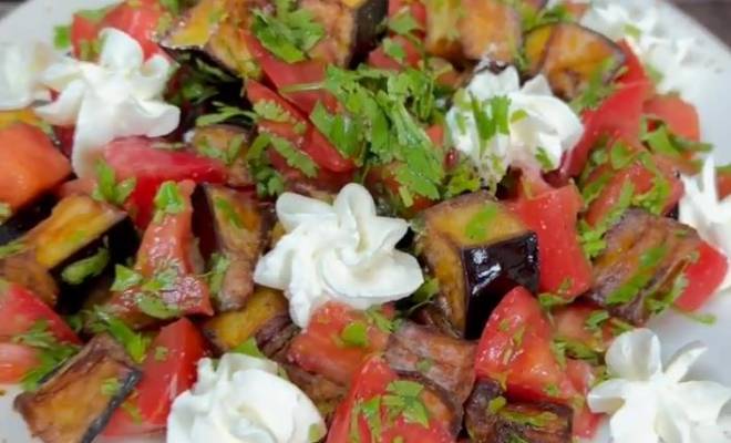 Салат с хрустящими баклажанами, помидорами и творожным сыром рецепт