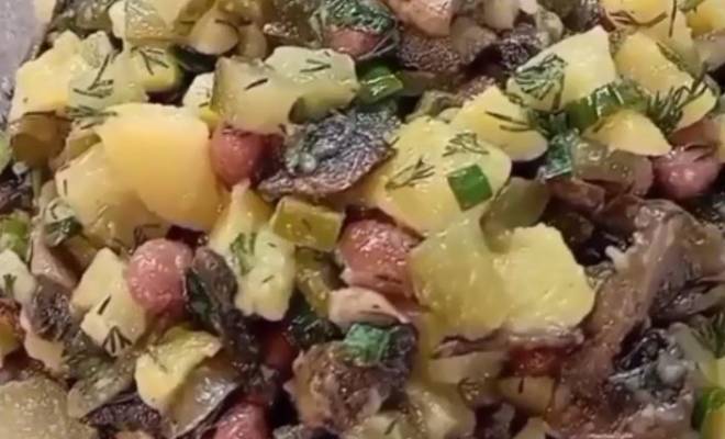 Салат с грибами, фасолью, картошкой, солеными огурцами и луком рецепт