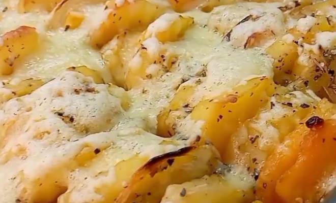 Запечённая картошка с тыквой, луком и сыром в духовке рецепт