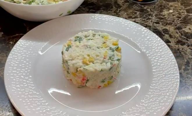 Салат из риса, крабовых палочек, кукурузы, яиц, огурца и сметаны рецепт