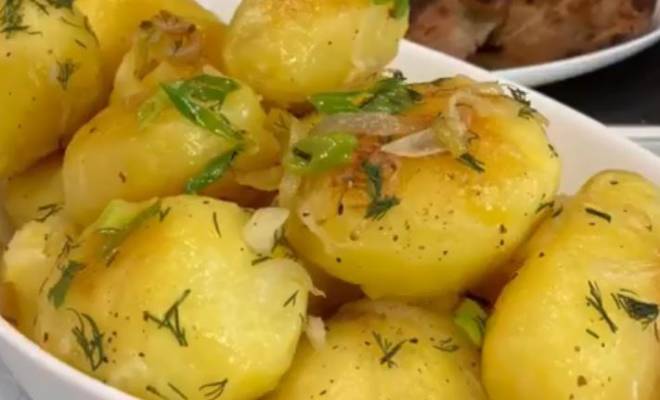 Жареная картошка с луком, чесночком и зеленью на сковороде рецепт