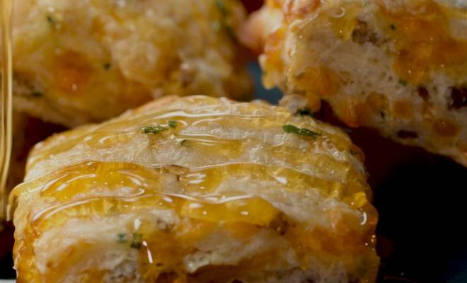 Бисквит из колбасы и сыра Гордона Рамзи рецепт