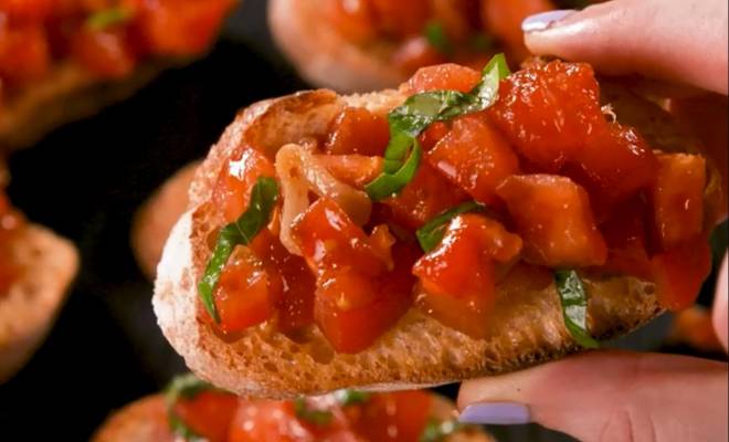 Классическая брускетта с помидорами, чесноком и базиликом рецепт