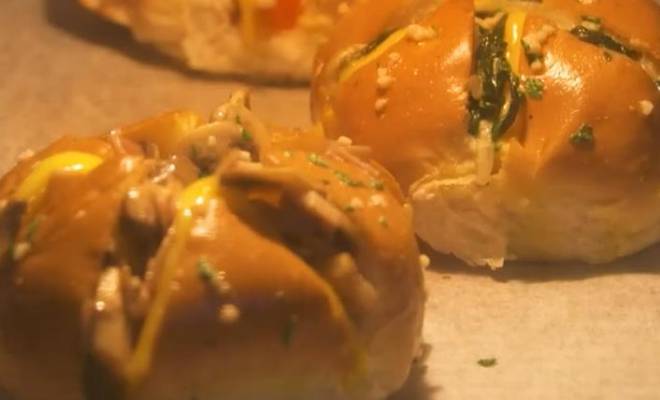 Сырно чесночные булочки с грибами, ветчиной, помидорами, луком и шпинатом рецепт