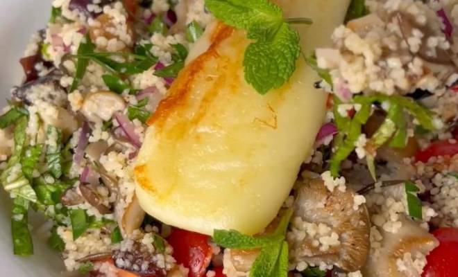 Салат с кускусом, грибами вешенками и финиками рецепт