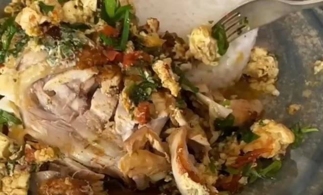 Курица с помидорами, яйцами, шпинатом и рисом на сковороде рецепт