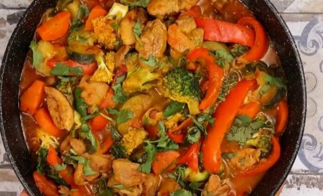 Курица с овощами и карри соусом на сковороде рецепт