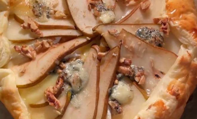 Пирог Галета с грушей и сыром камамбер и дорблю с плесенью рецепт