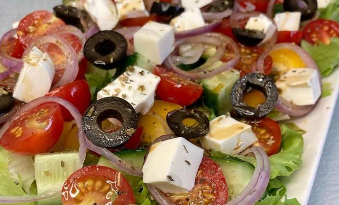 Греческий салат с сыром фета, помидорами, перцем и огурецами рецепт