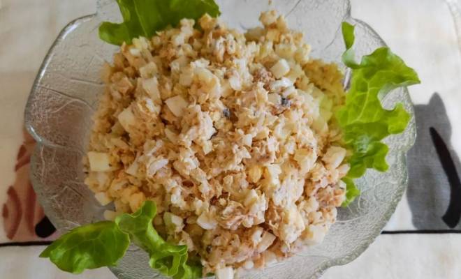 Китайский рисовый салат с горбушей, яйцами, луком и майонезом рецепт