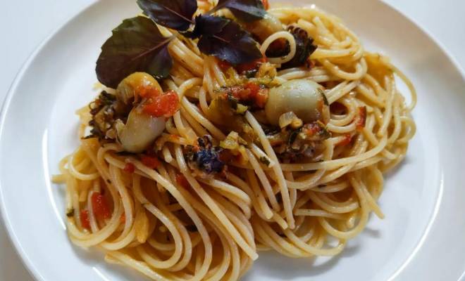 Паста с каракатицей, помидорами и луком рецепт