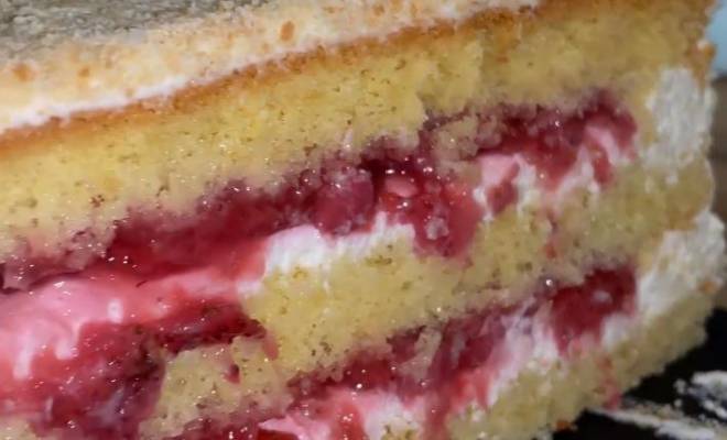 Бисквитный торт с клубничной начинкой рецепт