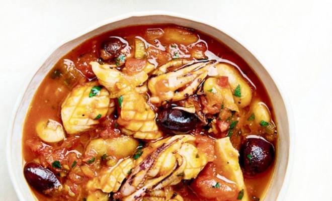 Тушеный кальмар с помидорами, фасолью и вином Гордона Рамзи рецепт