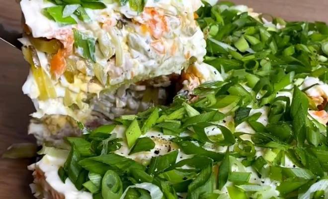 Вариант 2: Салат из печени трески с яйцами и огурцом – классический рецепт