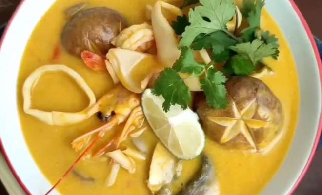 Тыквенный крем суп Том Ям с морепродуктами, грибами и галангалом рецепт
