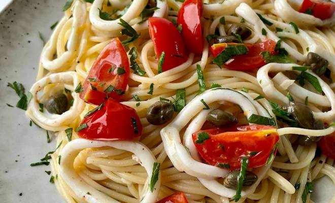 Спагетти с кальмарами и помидорами рецепт