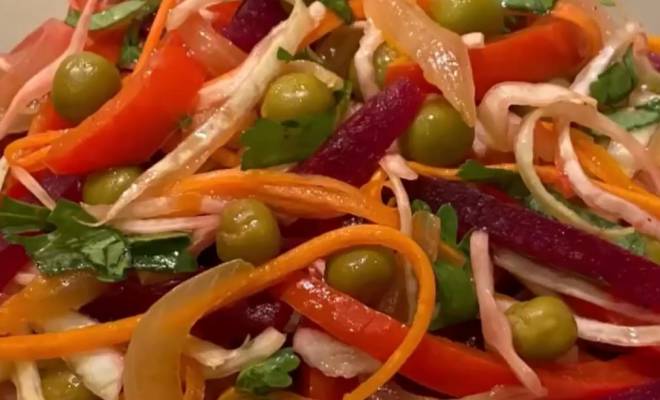 Витаминный салат с капустой, морковью, кинзой, свеклой и зеленым горошком рецепт