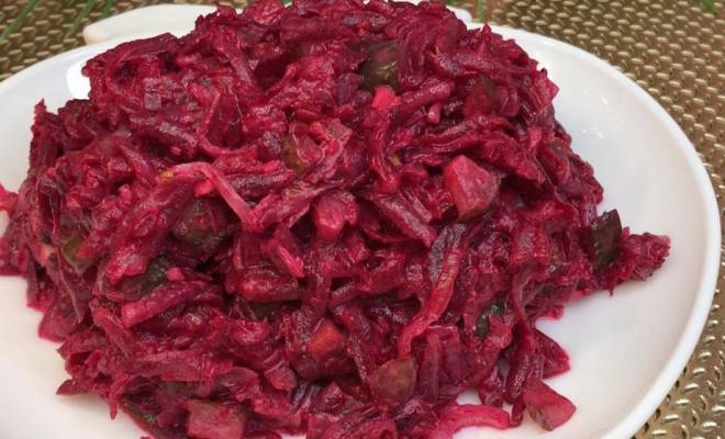 Салат из свеклы с маринованными огурцами, луком и майонезом рецепт