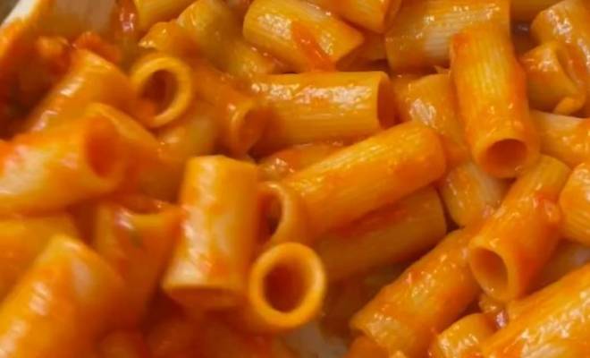 Макароны в томатном соусе на сковороде с сыром рецепт
