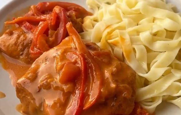 Паста с курицей и томатным соусом: рецепт - Лайфхакер