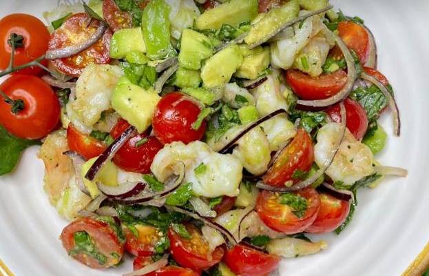 Тёплый салат из авокадо, помидорами и креветками рецепт