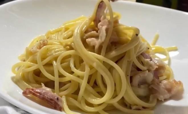 Спагетти карбонара с беконом, желтками, сыром и чесноком рецепт
