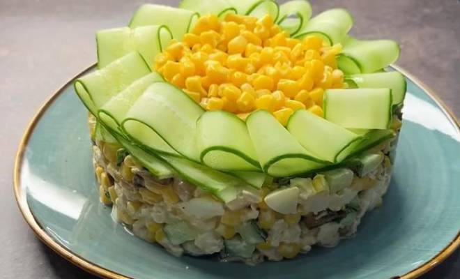 Красивый и вкусный салат из курицы, грибов, яиц и огурцов на праздничный стол рецепт