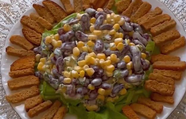 Салат с красной фасоли, кукурузы и сухариков рецепт